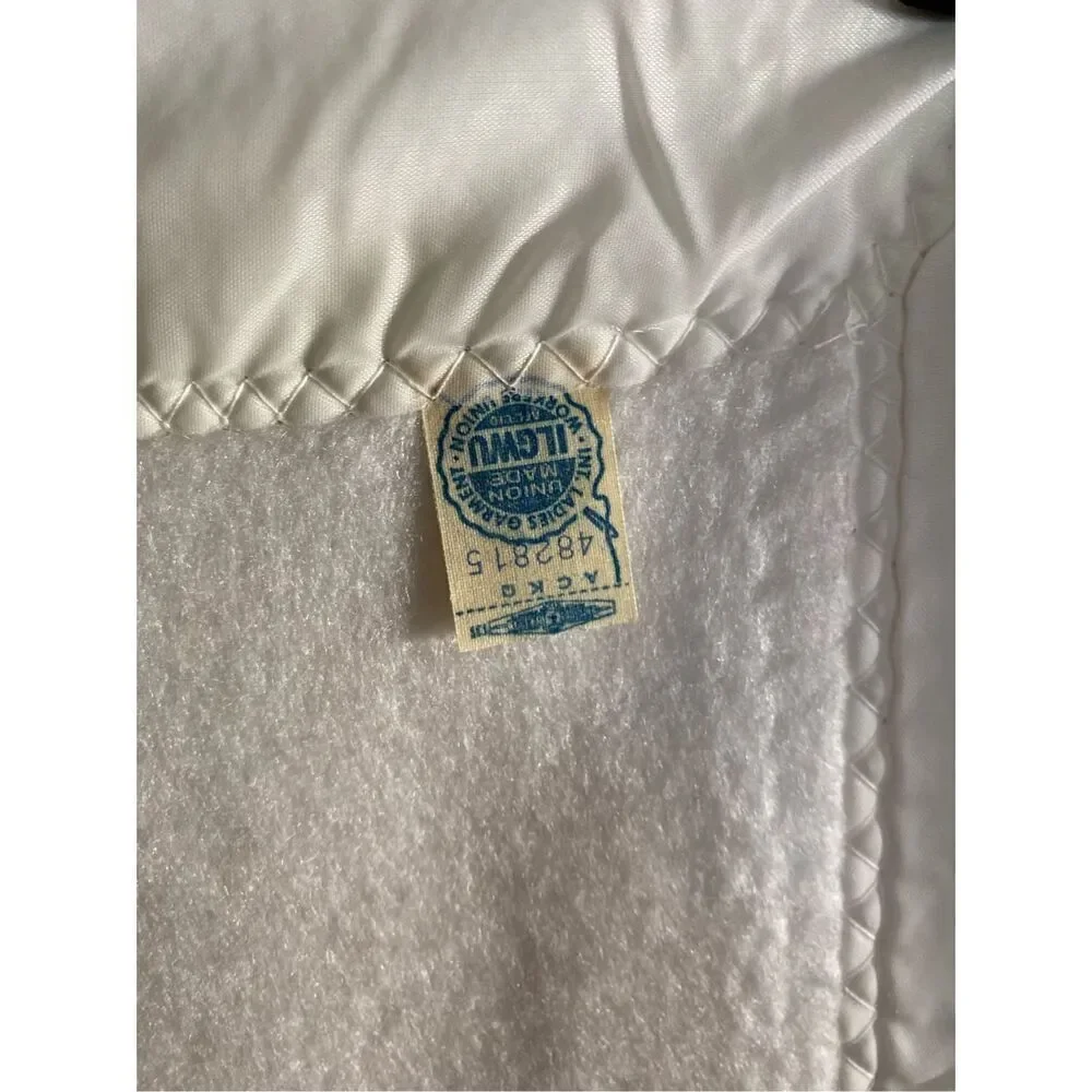 Quiltex NWOT vintage white floral, print satin trim, blanket ￼￼